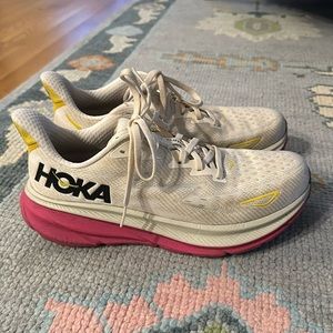HOKA ONE ONE
Hoka Clifton 9 Eggnog/Blanc De Blanc 9.5 B (M)